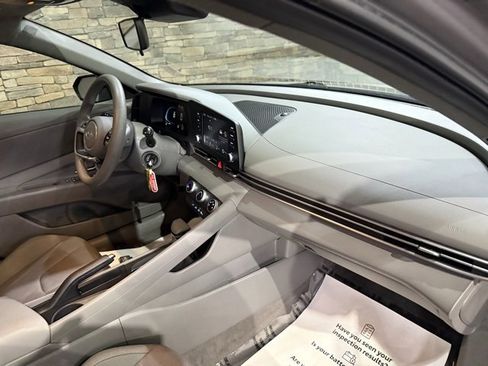 Used 2024 Hyundai Elantra SE image 3