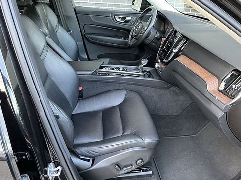 Certified 2021 Volvo XC60 T6 Momentum image 21