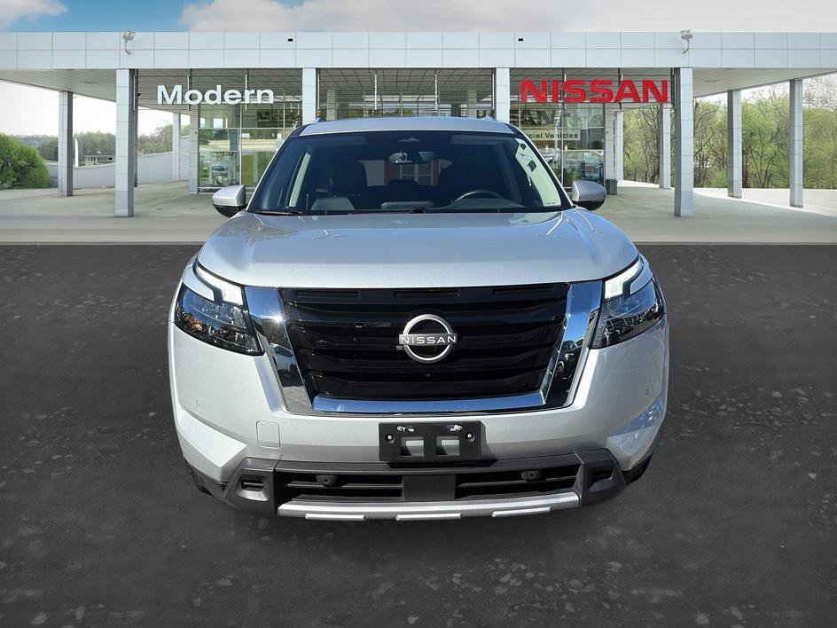 Certified 2025 Nissan Pathfinder SL FWD image 8