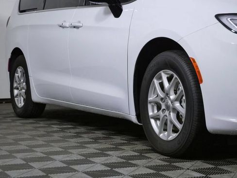 Used 2025 Chrysler Pacifica Select FWD image 2