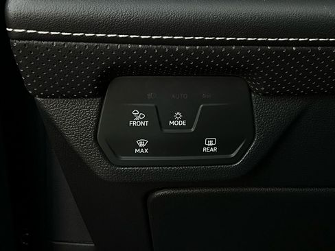 Used 2025 Volkswagen Atlas Cross Sport SE image 22