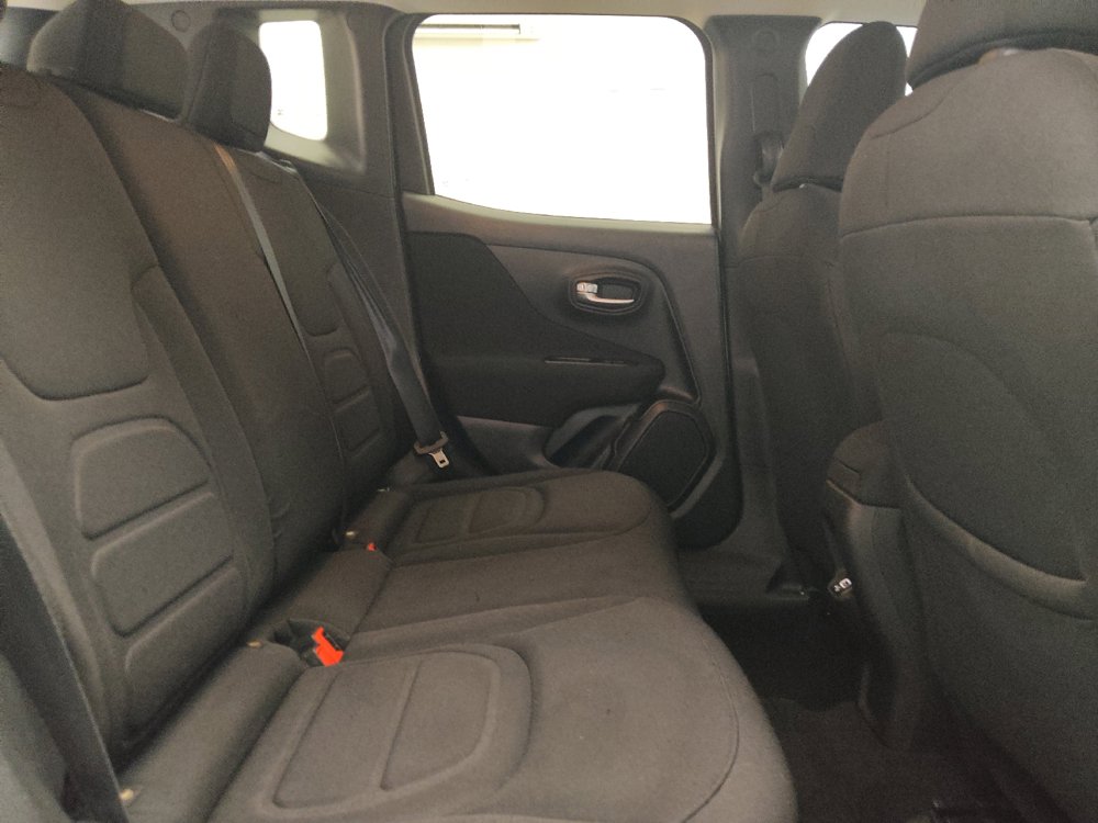 Used 2021 Jeep Renegade Latitude FWD image 19