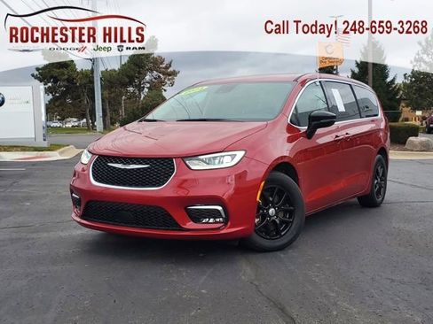 Certified 2024 Chrysler Pacifica Touring-L image 1