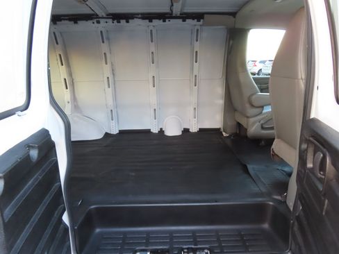 Used 2017 Chevrolet Express 3500 image 17