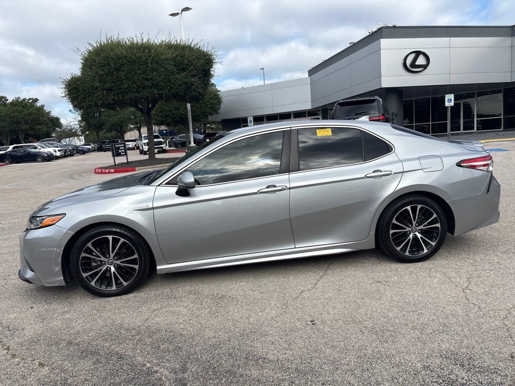 Used 2020 Toyota Camry SE FWD image 2