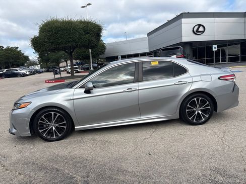 Used 2020 Toyota Camry SE FWD image 2