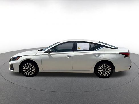 Used 2025 Nissan Altima 2.5 SV FWD image 9