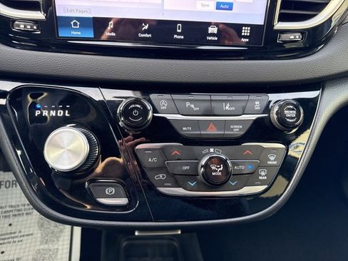 Used 2025 Chrysler Pacifica Select image 16