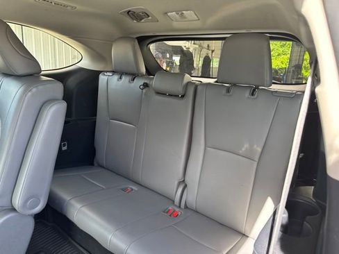 Used 2022 Toyota Highlander XLE FWD image 12