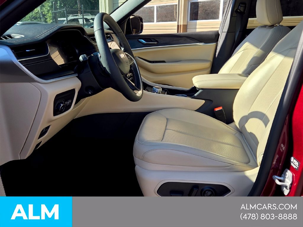 Used 2025 Jeep Grand Cherokee Limited w/ Luxury Tech Group II AWD/4WD image 3