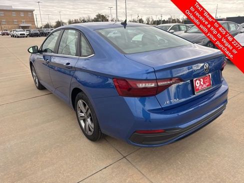 Used 2024 Volkswagen Jetta SE image 3