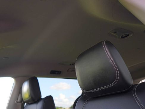 Used 2024 Chrysler Pacifica Limited FWD image 25