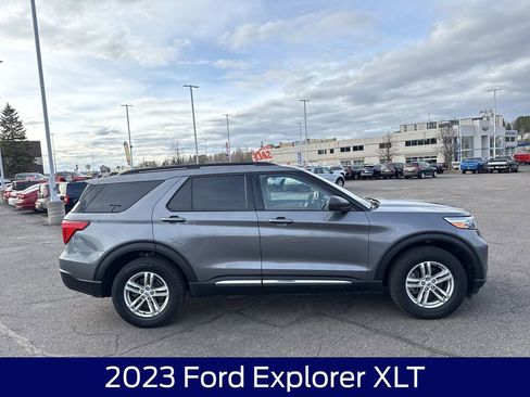 Used 2023 Ford Explorer XLT AWD/4WD image 6