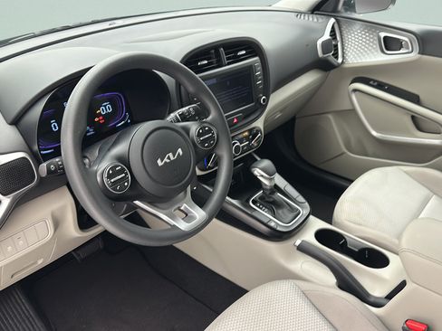 Used 2025 Kia Soul LX w/ LX Technology Package FWD image 11