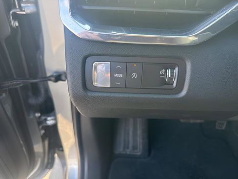 Used 2025 GMC Acadia Elevation image 17