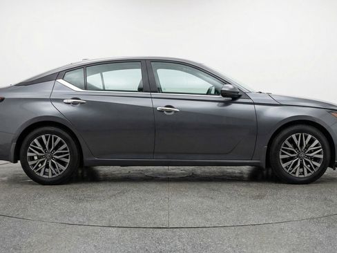 Used 2025 Nissan Altima 2.5 SV FWD image 11