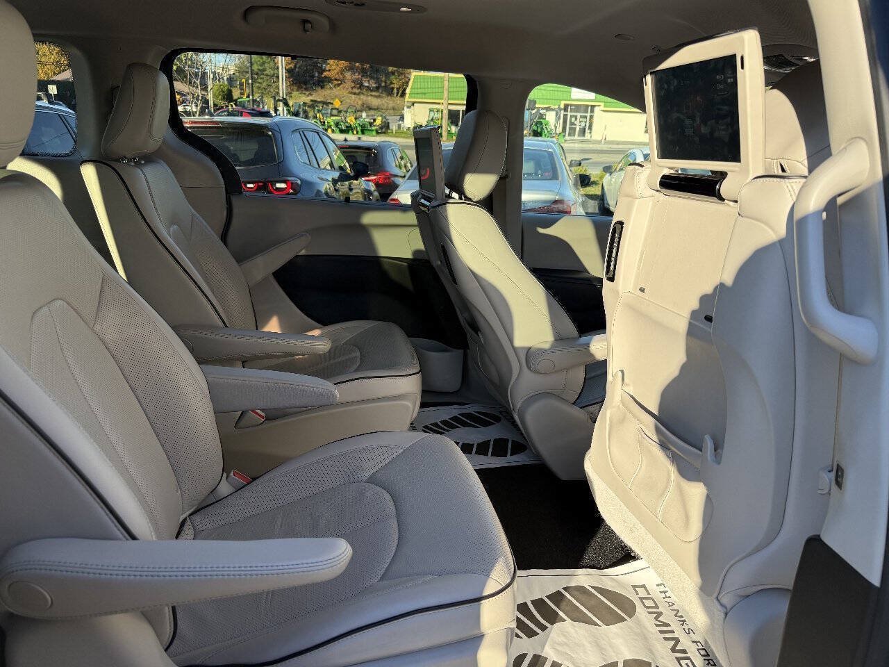 Used 2018 Chrysler Pacifica Limited w/ Advanced Safetytec Group FWD image 16