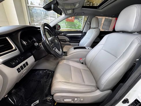 Used 2018 Toyota Highlander XLE FWD image 19