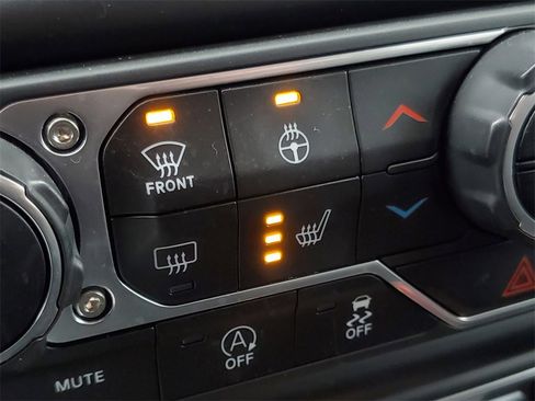 Used 2022 Jeep Wrangler Unlimited Sahara image 25