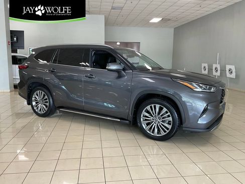 Used 2022 Toyota Highlander Platinum AWD/4WD image 1