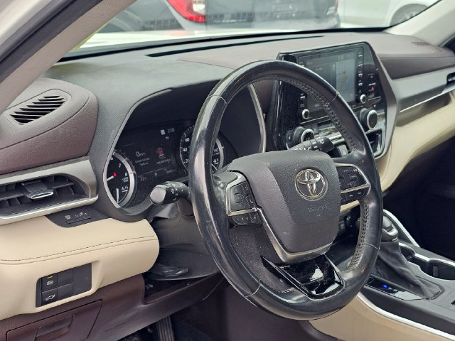 Used 2021 Toyota Highlander XLE AWD/4WD image 4