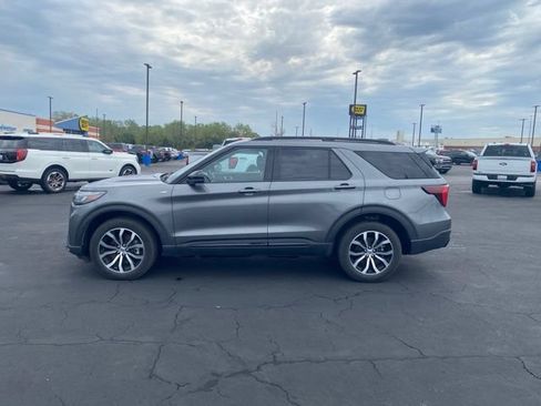 Used 2025 Ford Explorer ST-Line AWD/4WD image 2