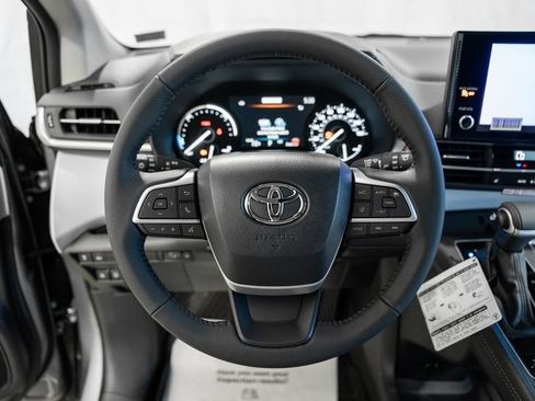 Used 2026 Toyota Sienna XLE FWD image 8