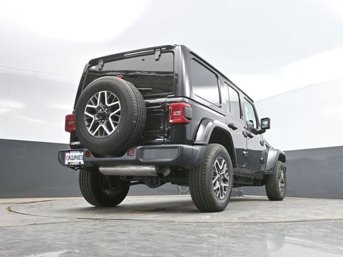 Used 2025 Jeep Wrangler Unlimited Sahara AWD/4WD image 38