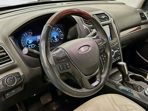 Used 2018 Ford Explorer Platinum image 18