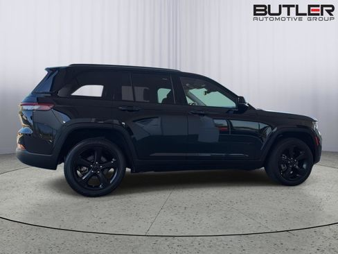 Used 2023 Jeep Grand Cherokee Altitude AWD/4WD image 7