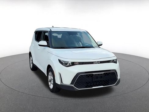 Used 2025 Kia Soul LX w/ LX Technology Package FWD image 3