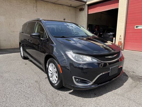Used 2018 Chrysler Pacifica Touring-L FWD image 8