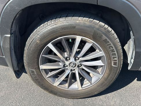 Used 2018 Toyota Highlander XLE AWD/4WD image 16