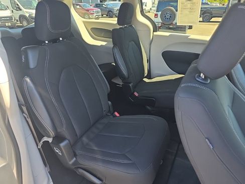 Used 2022 Chrysler Voyager LX FWD image 11