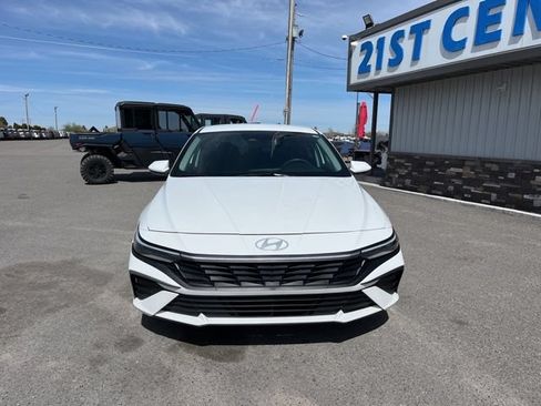Used 2024 Hyundai Elantra SEL FWD image 2