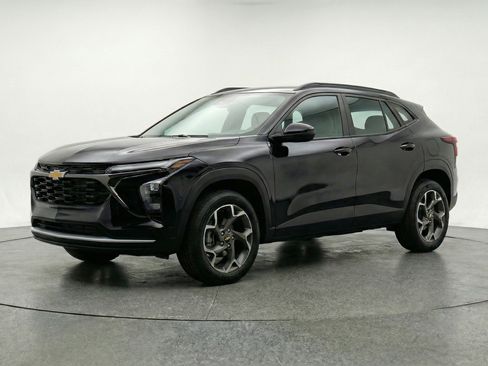 Used 2025 Chevrolet Trax LT w/ LT Convenience Package FWD image 3