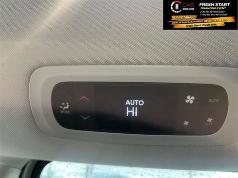 Used 2024 Chrysler Pacifica Plug in Hybrid Select Fwd image 36