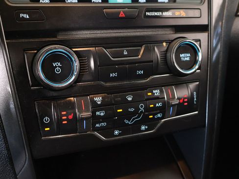 Used 2018 Ford Explorer XLT w/ Equipment Group 202A FWD image 8