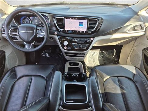 Used 2023 Chrysler Pacifica Touring-L FWD image 23