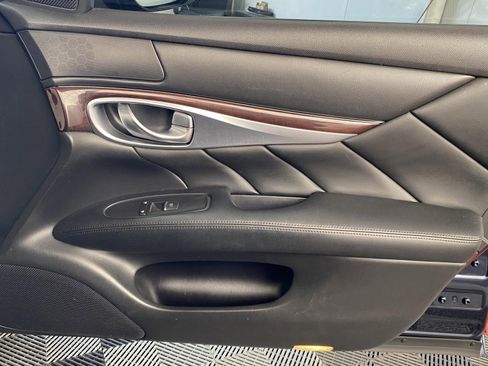 Used 2018 INFINITI Q70 Luxe w/ Cargo Package image 7