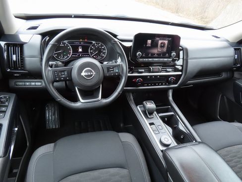 Used 2025 Nissan Pathfinder SV image 4