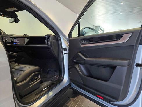 Used 2024 Porsche Cayenne Coupe image 12