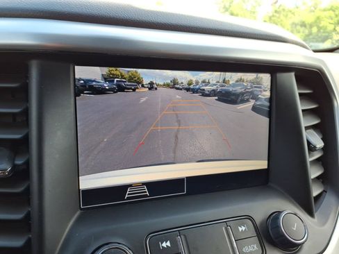 Used 2023 GMC Acadia SLE FWD image 16