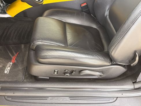 Used 2004 Chevrolet SSR w/ Preferred Equipment Group RWD image 13
