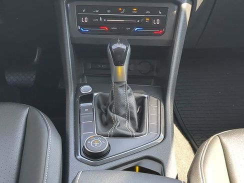 Used 2022 Volkswagen Tiguan SE AWD/4WD image 18
