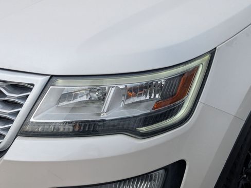 Used 2017 Ford Explorer Platinum image 12