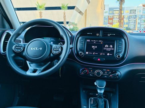 Used 2023 Kia Soul LX w/ LX Technology Package FWD image 24