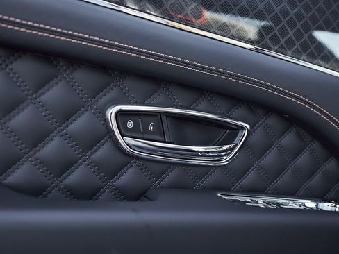 Used 2025 Bentley Bentayga image 34