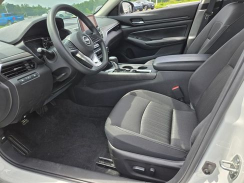 Used 2025 Nissan Altima 2.5 SV FWD image 9