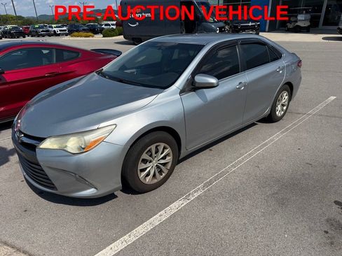 Used 2016 Toyota Camry LE FWD image 2
